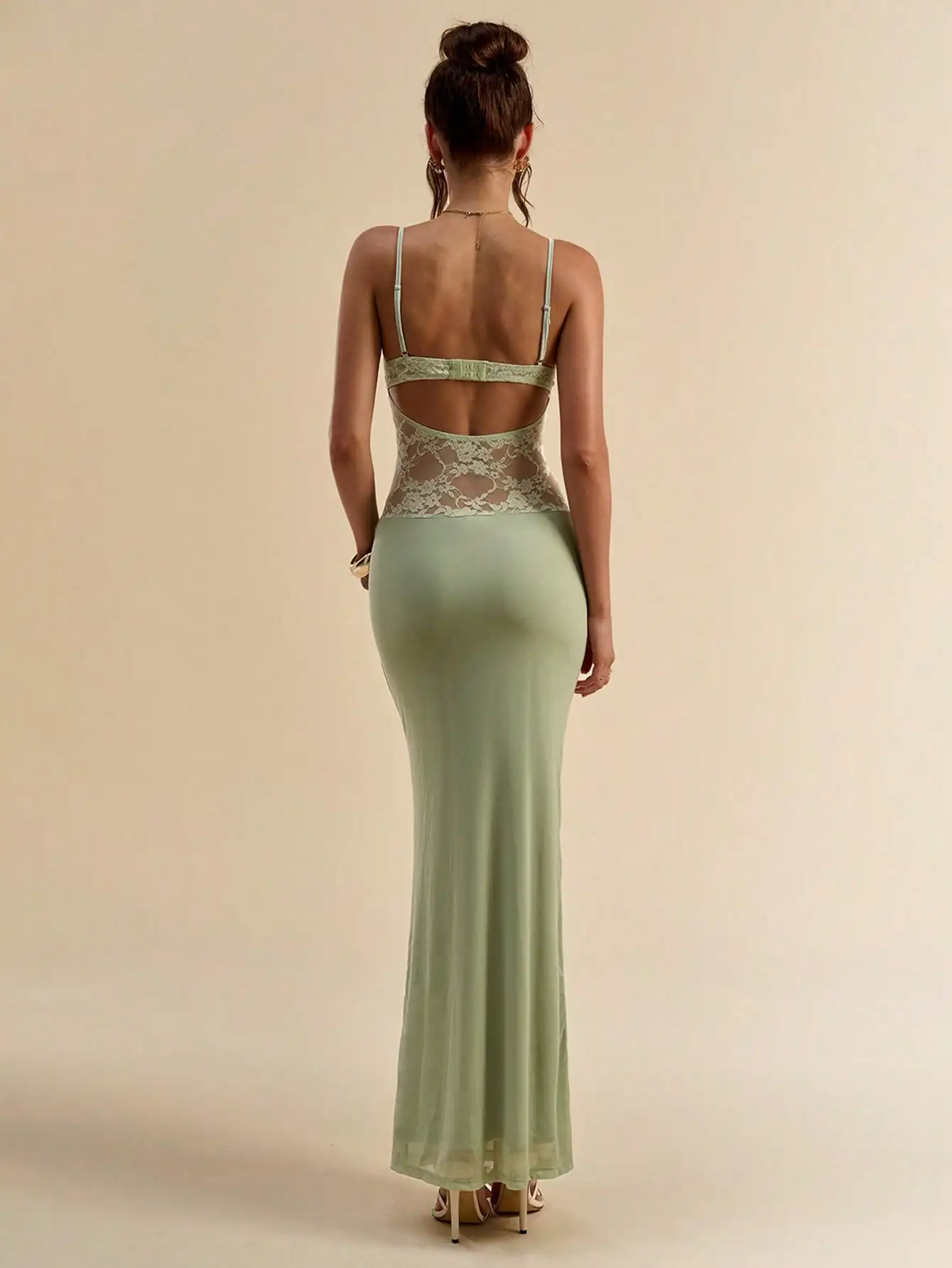 Robe moulante vert menthe avec corsage transparent en dentelle patchwork et bretelles spaghetti