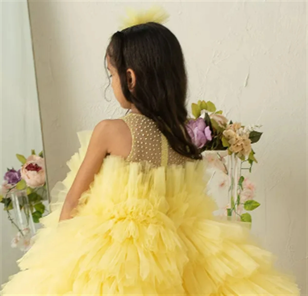 Vestido de niña de las flores de tul en capas amarillas, vestido alto-bajo sin mangas, vestido de fiesta de cumpleaños de primera comunión