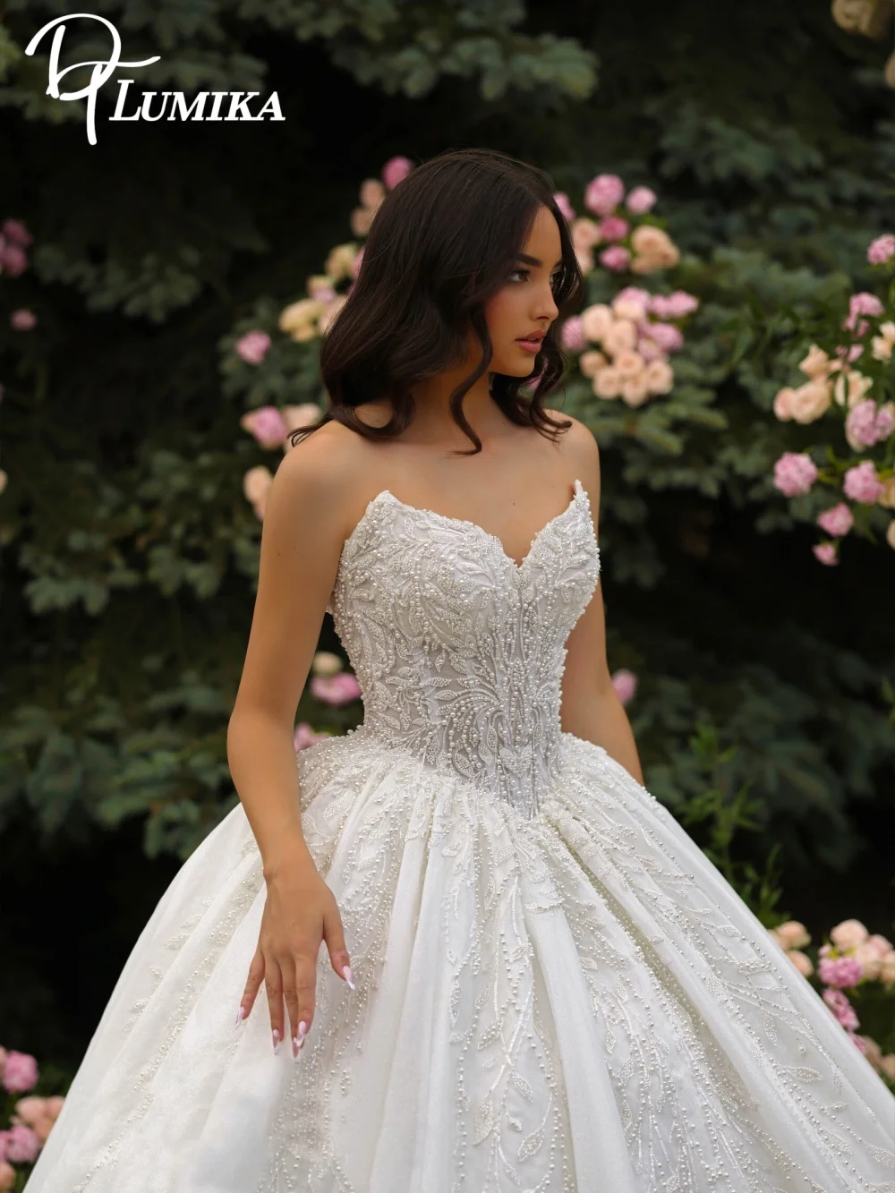 

Charming Strapless Satin Wedding Dress Romantic Sleeveless Bridal Gown Stylish Appliqued Floor-Length Wedding Gown Customized