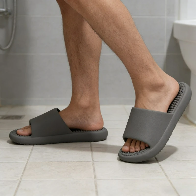 

Hollow Out Leaking men's Slippers 2026 New Quick-drying Bathroom Slippers for men Soft Comfortable House Male Slippers