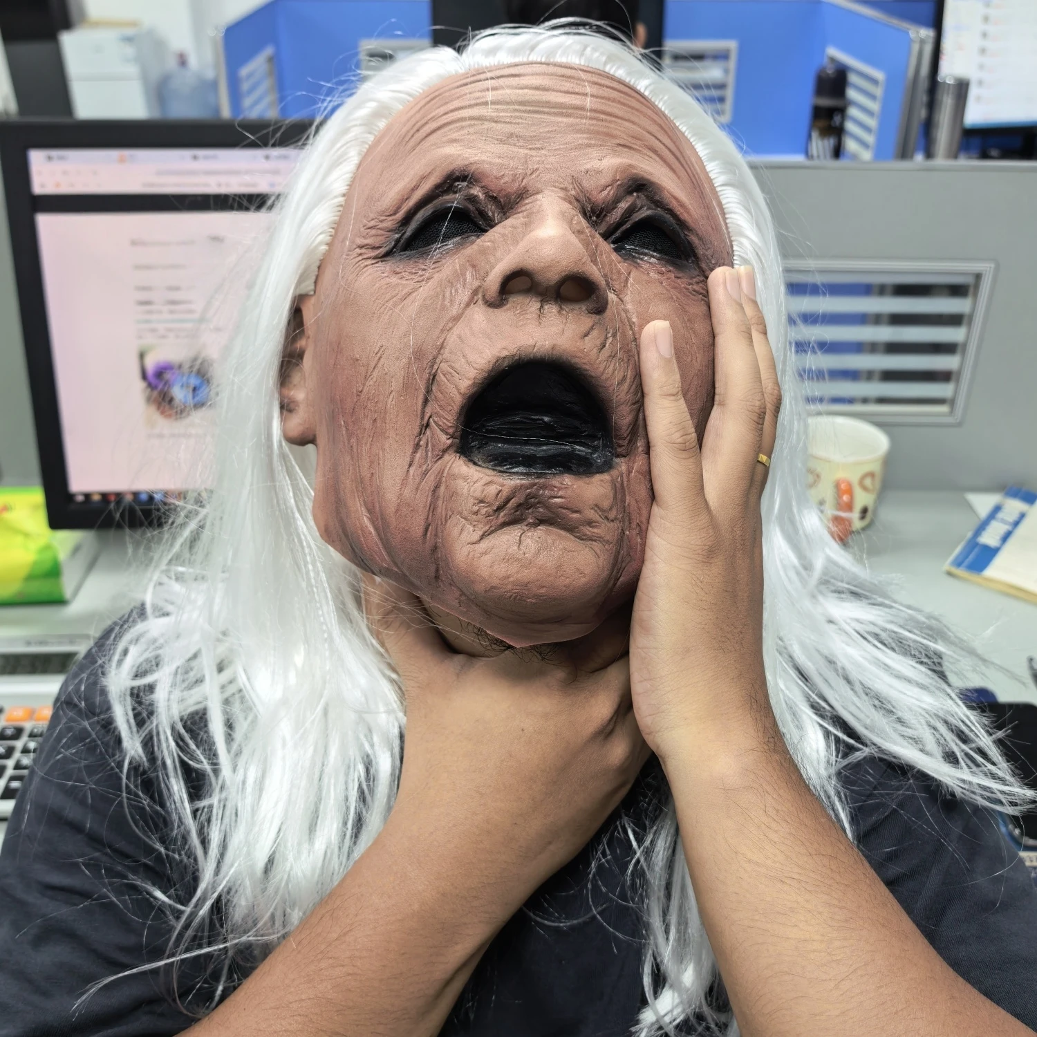 Masque de grand-mère hurlant en caoutchouc réaliste, tête complète, cheveux blancs, accessoire de fête pour vieille femme d'horreur