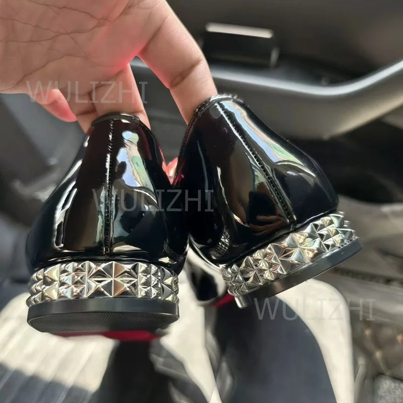 

Black Patent Leather Loafers Silver Metal Rivets Beads Heel Men Evening Parties Lace Up Low Heeled Flats Business Wedding Shoes