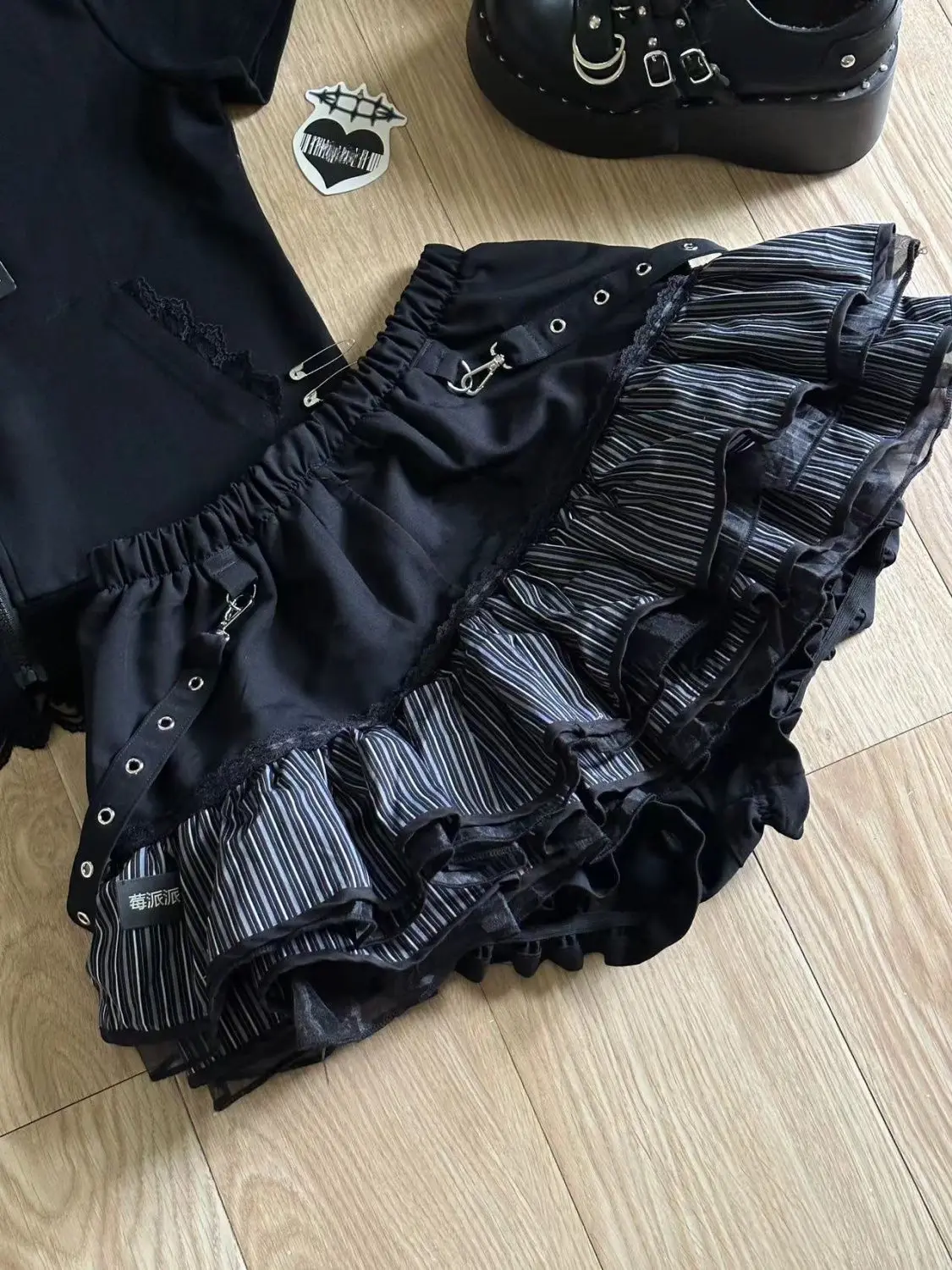 

Onalippa 2026 Короткая женская юбка-пачка малого размера, противоскользящая, милая, в темном готическом стиле, с прочными вставками, в полоску, с принтом, пышная, в стиле пэчворк