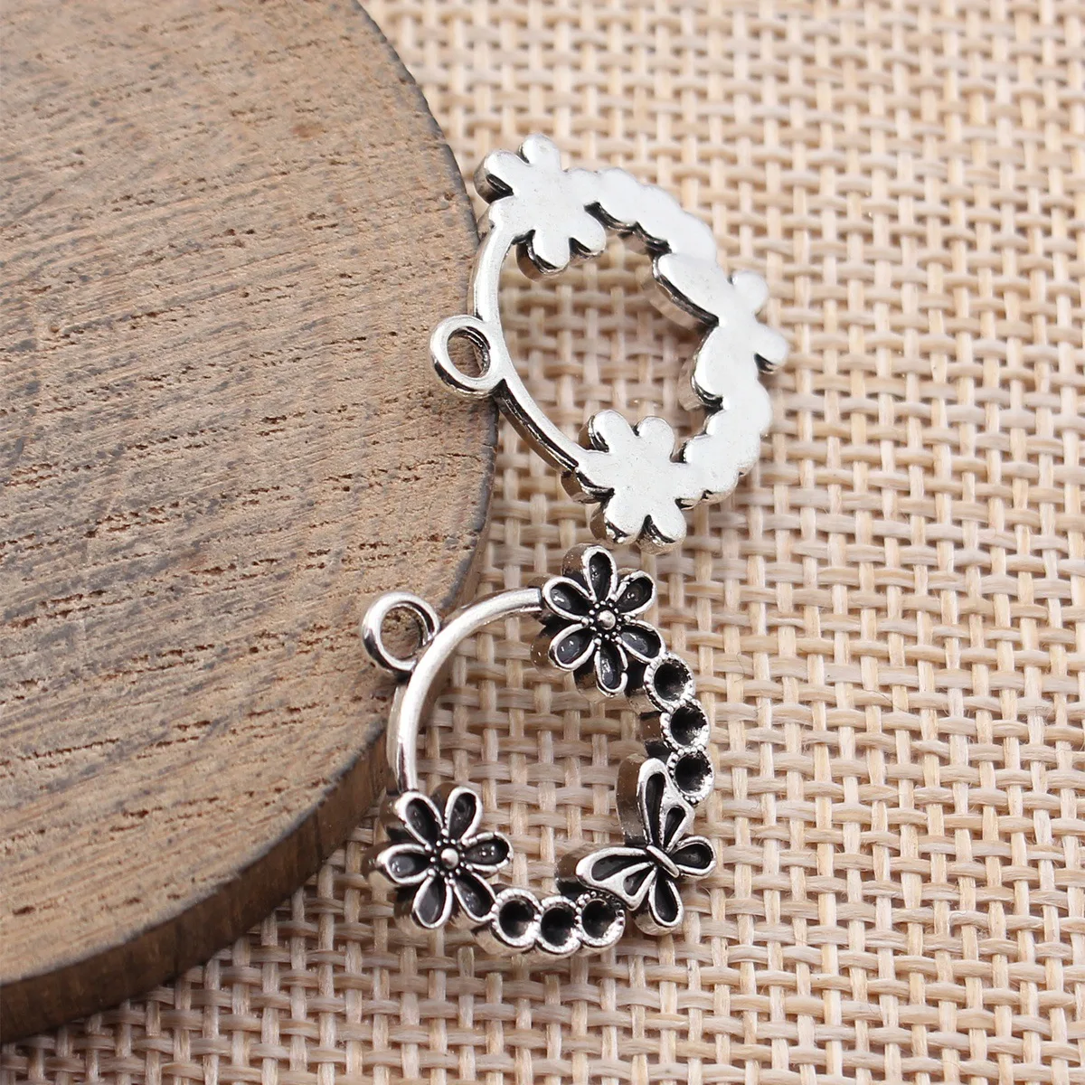 

20pcs 22x22mm(0.87x0.87inch) Antique Silver Color Flower And Butterfly Circle Charms Pendants DIY Jewelry Making Accessories
