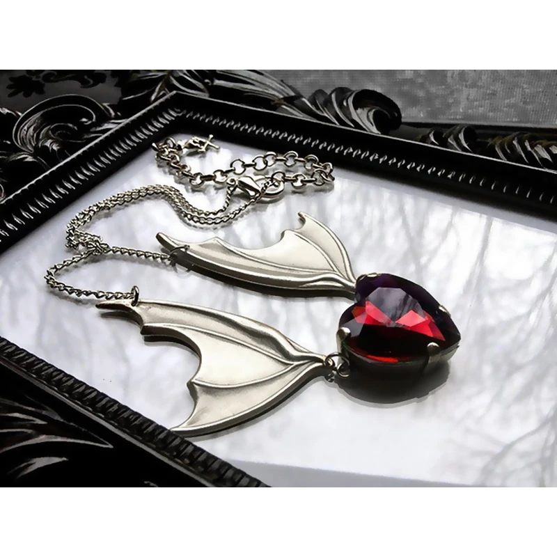 Gothic Darkness Vampire Bat Necklace Woman Man Halloween Cosplay Accessories Goth Red Heart Charms Choker Necklaces Collares