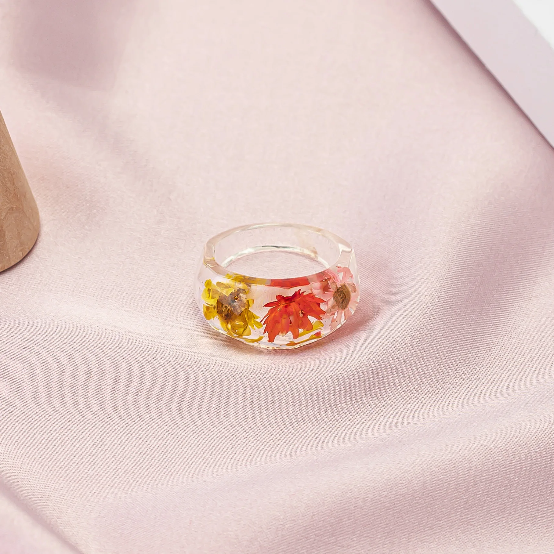 Minimalist Resin Daisy Dried Flower Retro Acrylic Ring Female Creative Personality Fresh Ring Wholesale Gift