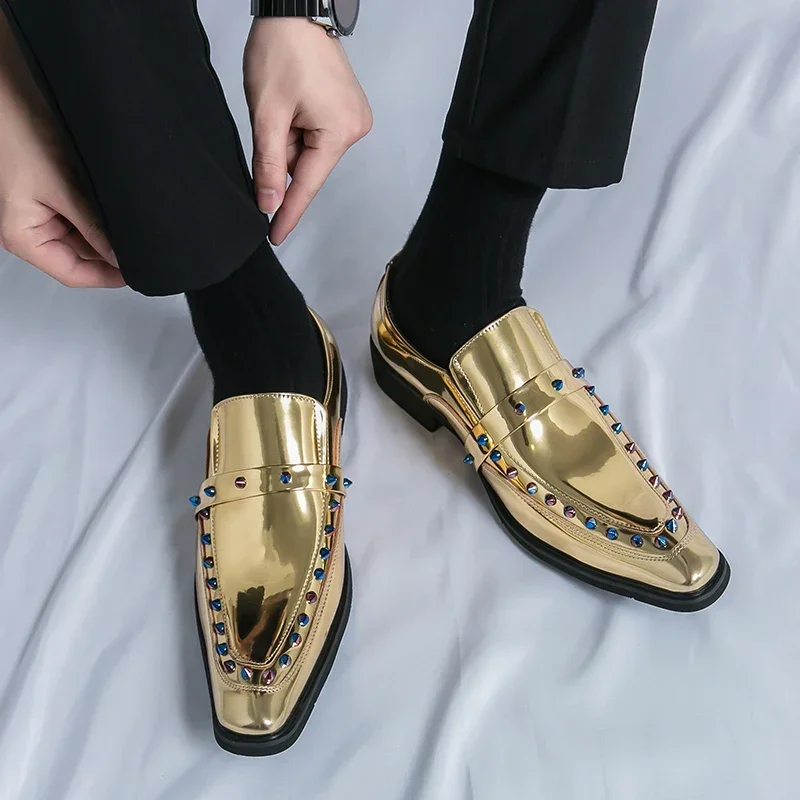 Mocasines de PU para hombre, zapatos de banquete puntiagudos decorativos con remaches multicolores, zapatos informales de negocios de tacón bajo, zapatos clásicos de peluquero