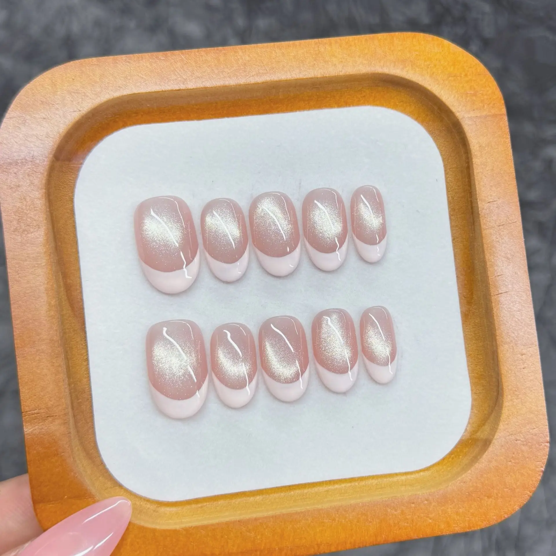 10個入り ピンクアーモンドフレンチマニキュアネイルアートセット - キャッツアイデザインの光沢のあるシンプルでエレガントな外観、ナチュラルでスタイリッシュなルックに最適