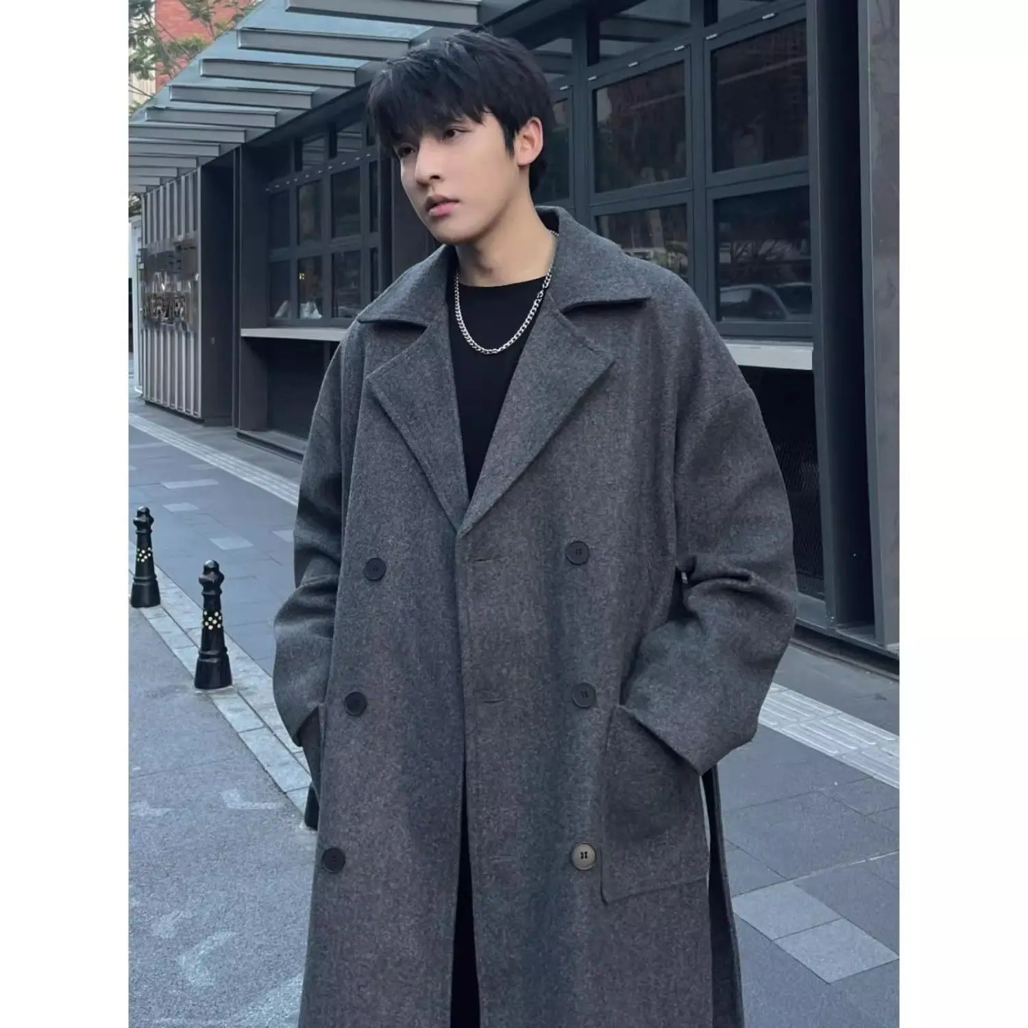 

Мужское пальто-накидка из шерстяной смеси: простой, классический, премиальный, современный городской дизайн, темно-синий, практичный, стильный, базовый, модный.