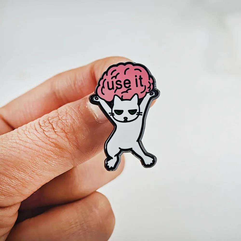 Lustige Katzen-Emaille-Pins mit sarkastischem Meme-Motiv, niedliche weiße Kätzchen-Metallabzeichen, Rucksack-Anstecknadel, Schmuckgeschenk – Detail 9