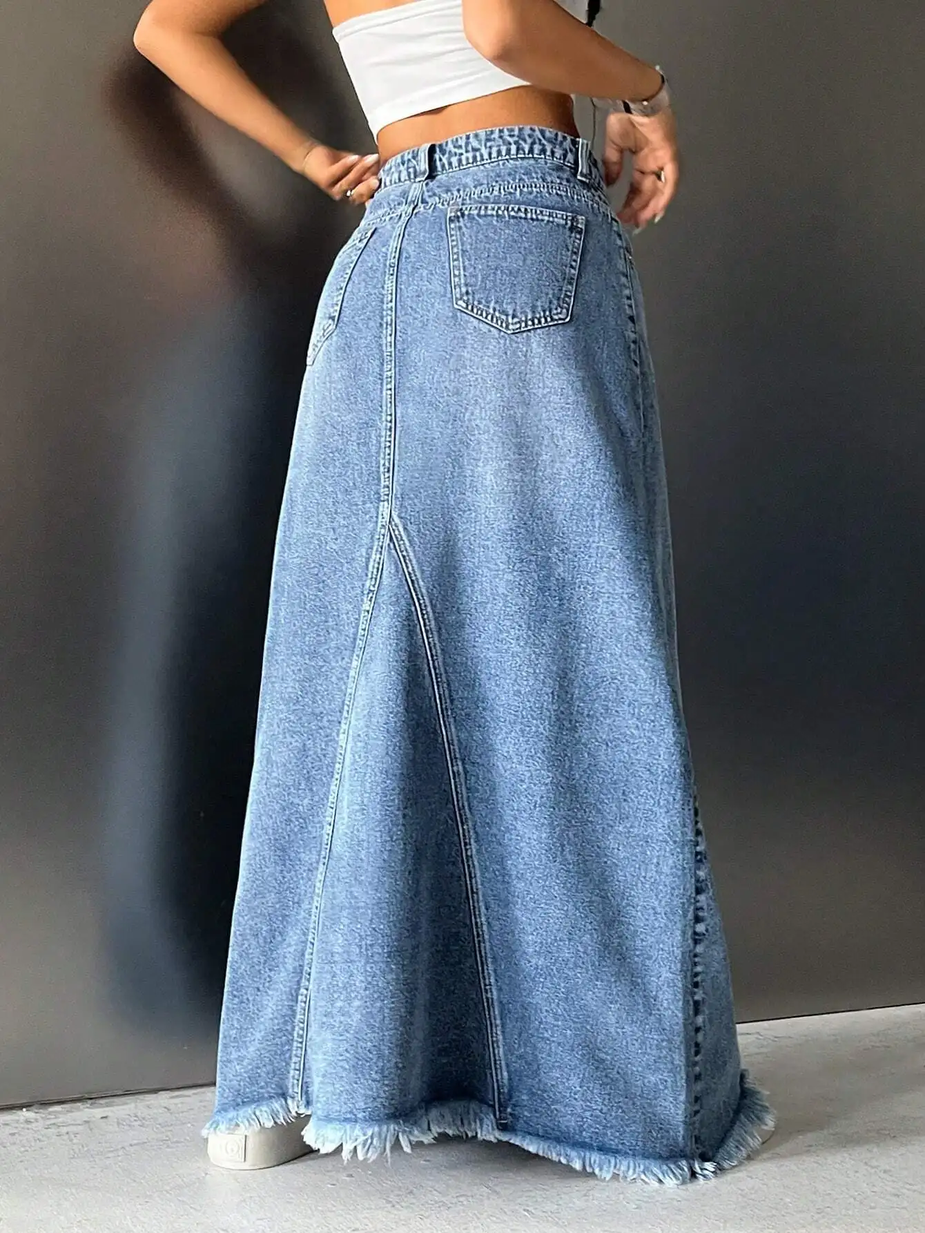تنورة جينز نسائية طويلة جداً بخصر مرتفع وقصة فضفاضة مع حافة مهترئة