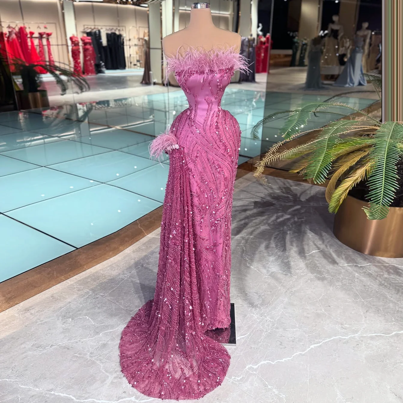 Fashion Pink Prom Dress with Side Train Strapless Evening Dress Gorgeous Feather Design Crystal Banquet Gowns Customized 2026