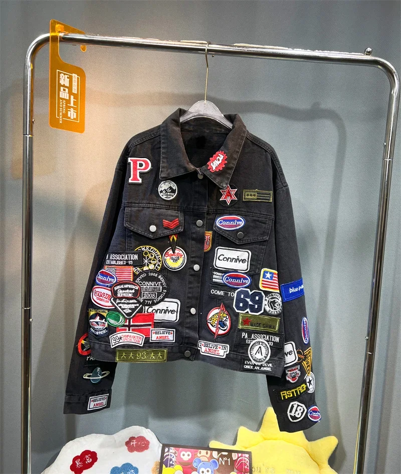 Frühling und Herbst Neue Herren-Jeansjacken mit Stickerei Y2K Trendige und Stilvolle Slim-Fit-Jeansjacke mit Abzeichen – Detail 19