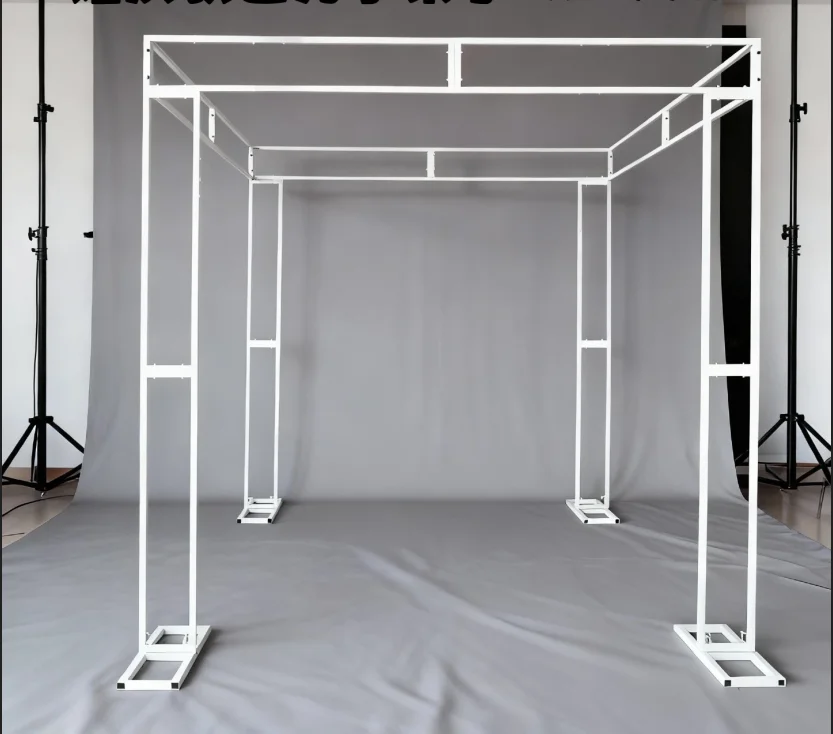 Eleganter schmiedeeiserner Hochzeitspavillon für den Außenbereich, quadratischer Metalltisch für künstliche Hochzeitsdekoration. – Detail 9