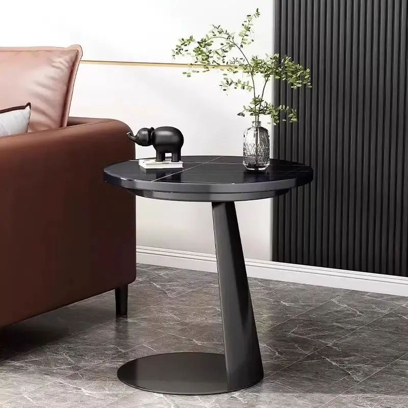 جانب بلاطة الصخور الإيطالية الفاخرة الخفيفة، عدد قليل من أريكة غرفة المعيشة، شقة صغيرة، زاوية من الحديد المطاوع