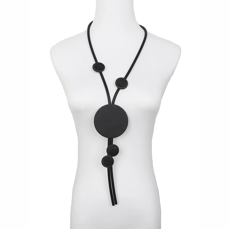 UKEBAY Lange Geometrische Anhänger-Halskette für Frauen Minimalistischer Boho-Statement-Schmuck aus Gummi für Party und Alltag Einzigartiges Design – Detail 3