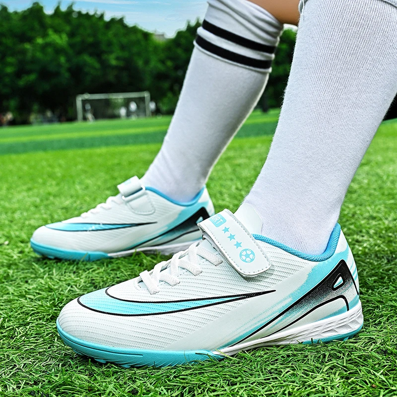 รองเท้าฟุตบอลเด็กผู้ชายรุ่นใหม่ รองเท้าฟุตบอลแบบมืออาชีพ น้ำหนักเบาพิเศษ รองเท้าผ้าใบ TF สำหรับแข่งขัน รองเท้าฟุตบอลกันลื่น สวมใส่สบาย รองเท้ากีฬาแบบยูนิเซ็กซ์