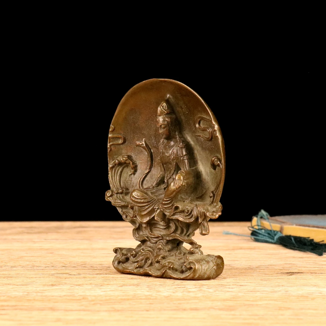 Exquisite copper alloy Guanyin statue Weight 430g Left and right width 7.9cm, front and back length 2.7cm, height 10cm