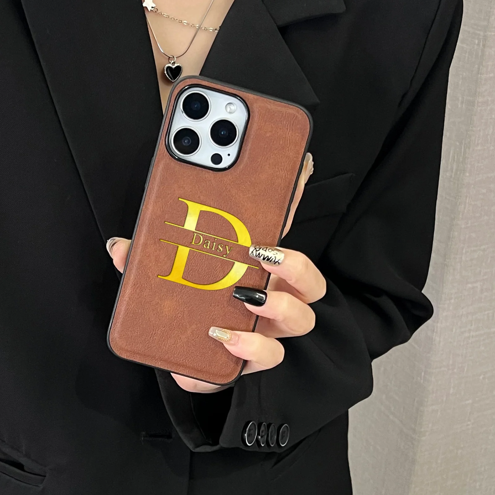 Funda con nombre personalizado para iPhone 16, 15, 14, 13, 12, 11 Pro Max Plus, funda de piel sintética con letras doradas grabadas en 3D