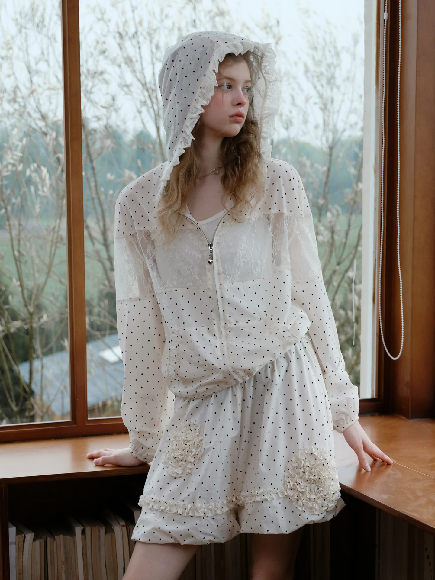 

Летний женский комплект из двух предметов: куртка с кружевными вставками в горошек и шорты-фонарики для защиты от солнца, повседневный стиль для работы и отдыха