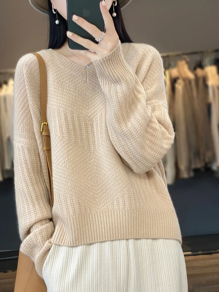 

2024 Beautiful Nuo V-neck Jacquard 100% Pure Wool Women's New Autumn/Winter Long sleeved Sweater, Loose and Lazy Bottom