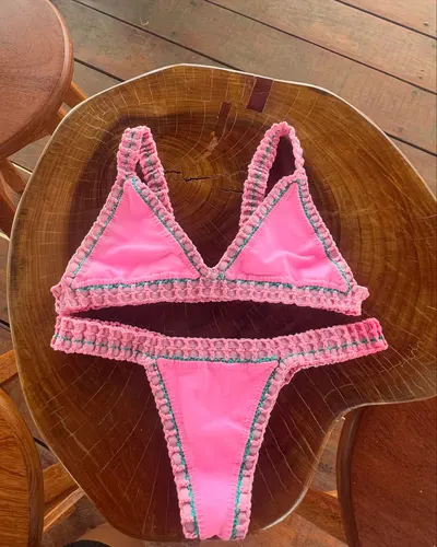 2025 Traje de baño para mujer Conjunto de bikini rojo vino elegante con ribete trenzado único Perfecto para ropa de playa y fiestas en la piscina Escapazas de verano
