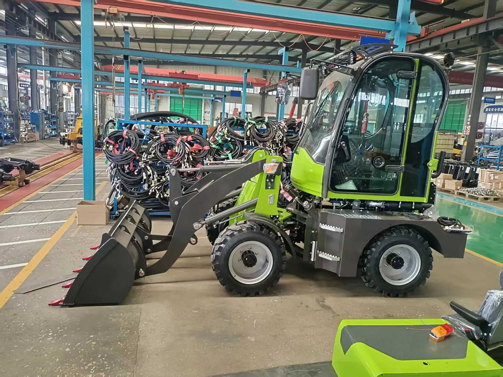 

Мини-погрузчик с дизельным двигателем Kubota, высококачественный компактный фронтальный погрузчик, бесплатная доставка, настраиваемый, аналог Bobcat, в продаже