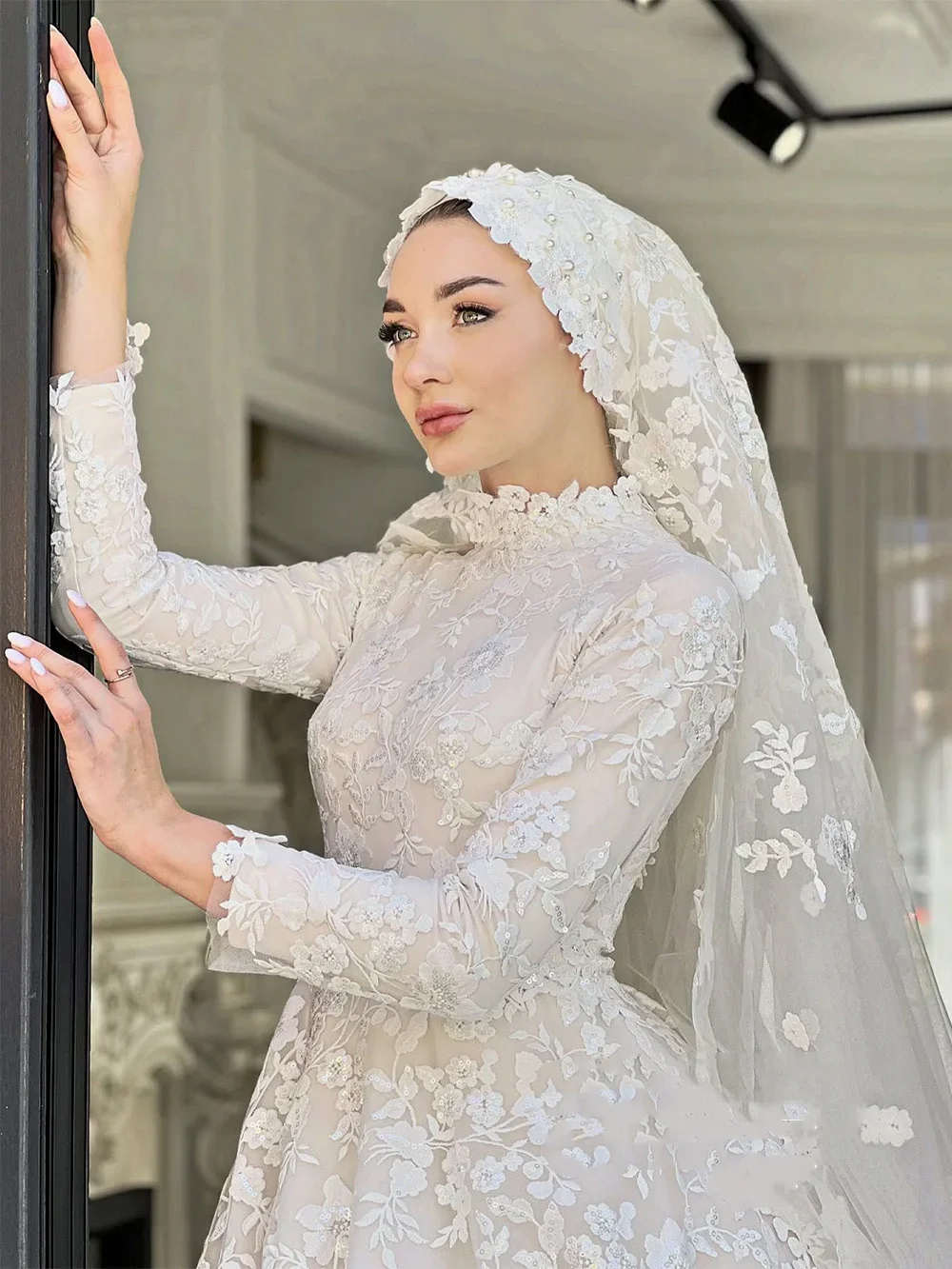 맞춤 제작된 고급 레이스 웨딩드레스 무실럼 가운 하이넥 긴팔 스윕 트레인 A라인 아라비안 우아한 신부 드레스