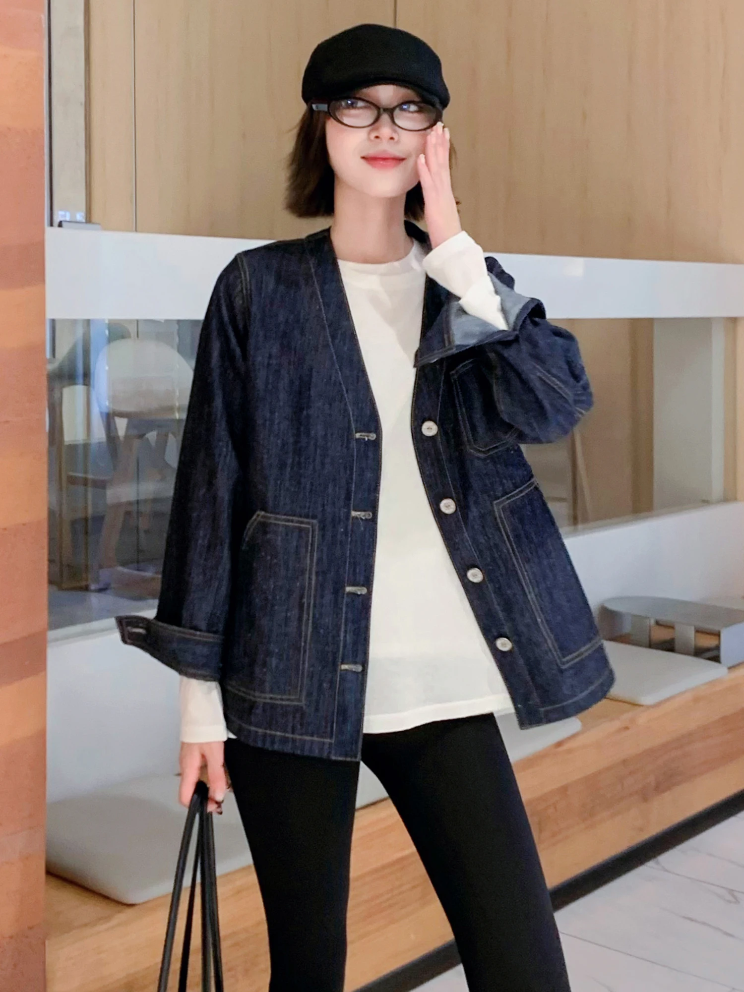 

Оригинальный дизайн, свободный женский джинсовый жакет с V-образным вырезом, открытый кардиган, повседневный топ, стройнящий силуэт, смесь хлопка и полиэстера, осень-зима