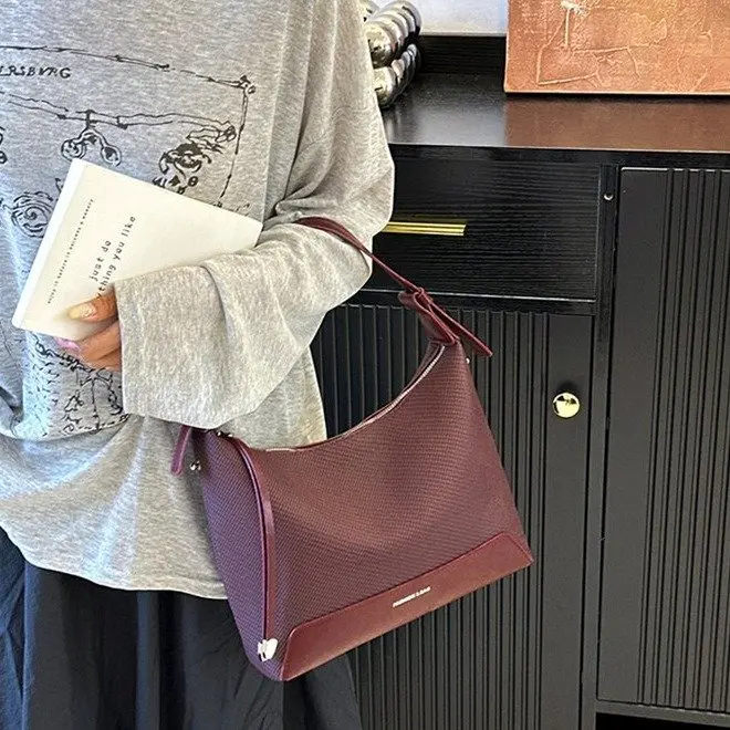 

2025 Новинка зимы 2456 Универсальная легкая роскошная нишевая сумка подмышками Простая модная универсальная высококачественная сумка на плечо