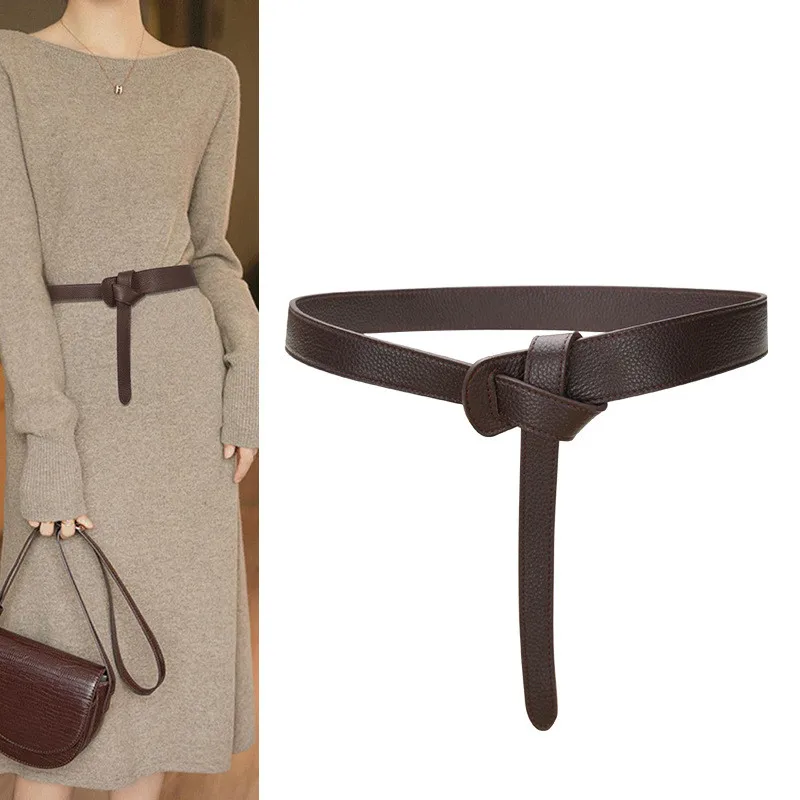 

Женская широкая версия нового студенческого пальто с декоративным кожаным ремнем на талии. Модный пояс.