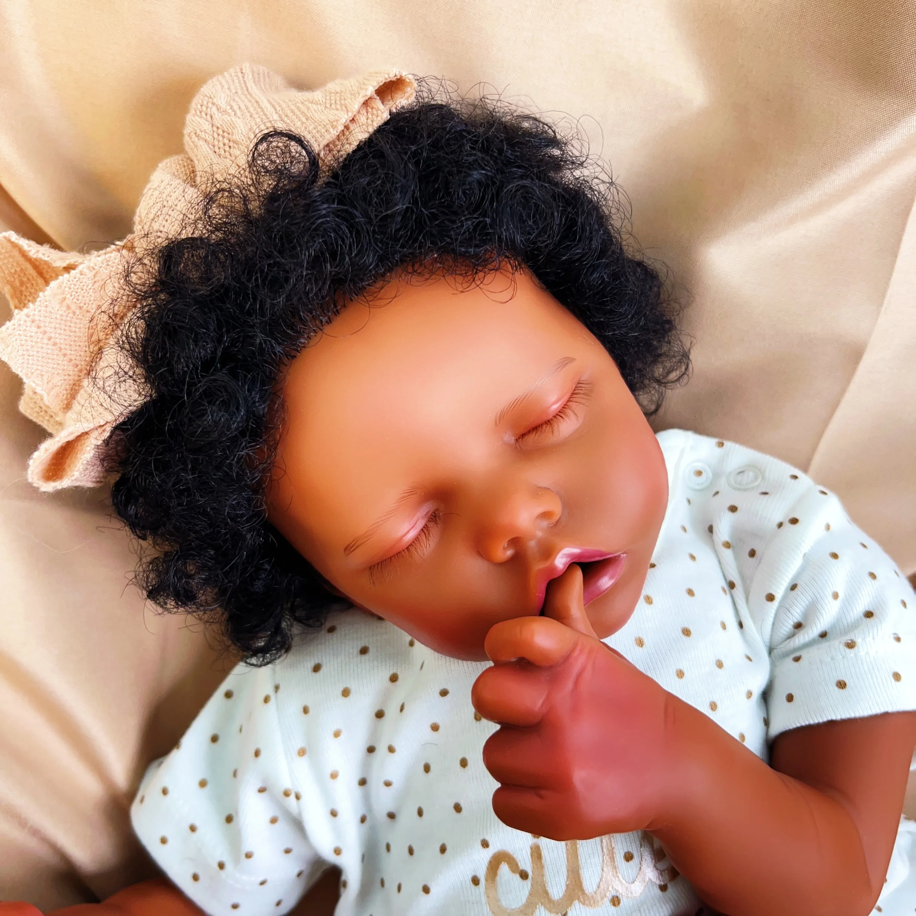 Risbecko 17-inch levensechte zwarte herboren babypop - Afro-Amerikaanse zachte stoffen lichaamspop - verjaardagscadeau / kerstcadeau