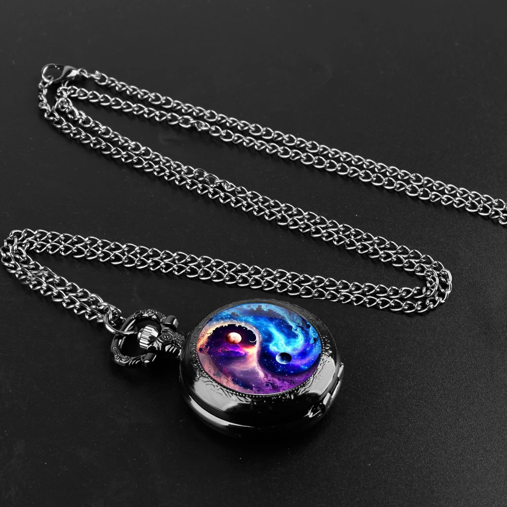 ساعة جيب كوارتز سوداء على شكل قبة زجاجية من Yin Yang Planet مع قرص أرقام عربية وسلسلة متينة هدية كلاسيكية للرجال والنساء