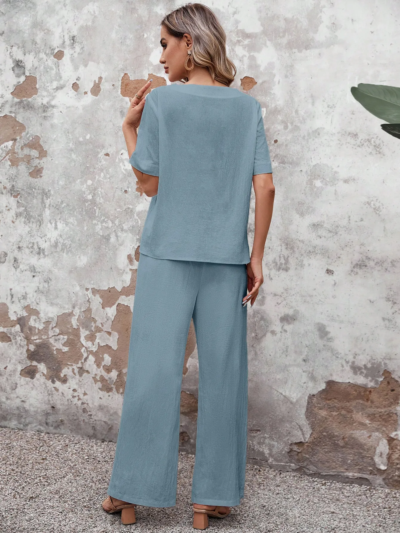 Abito con pantaloni larghi a gamba larga e top a maniche corte in cotone e lino tinta unita