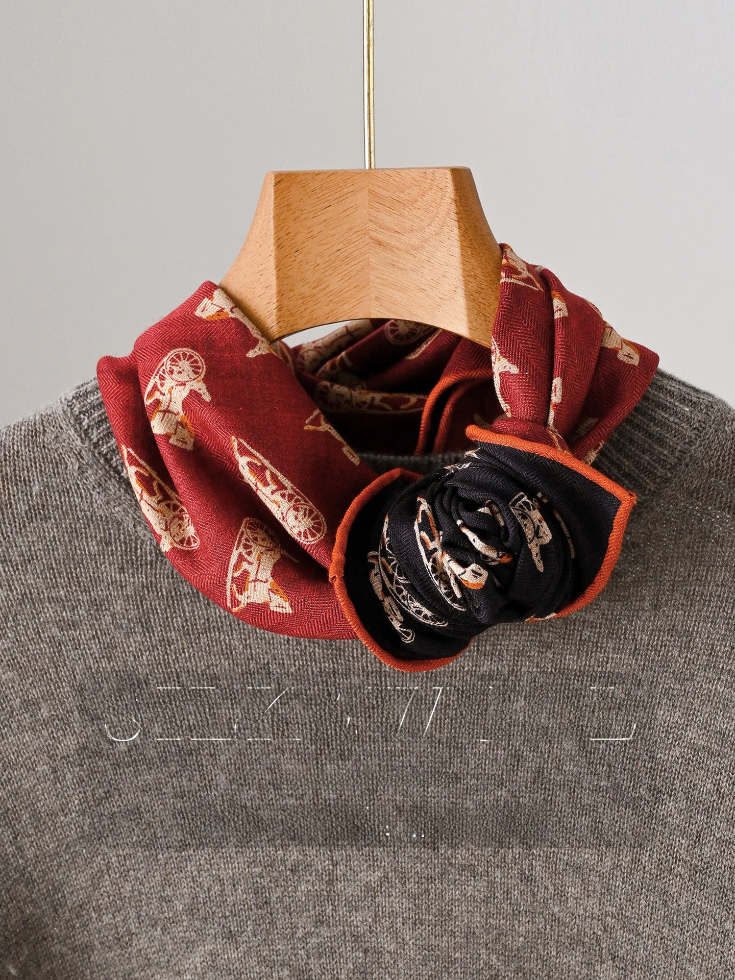 赤いシルクウールの正方形のスカーフ中国の干支馬年新年ギフト高級カシミア三角スカーフ女性のファッション