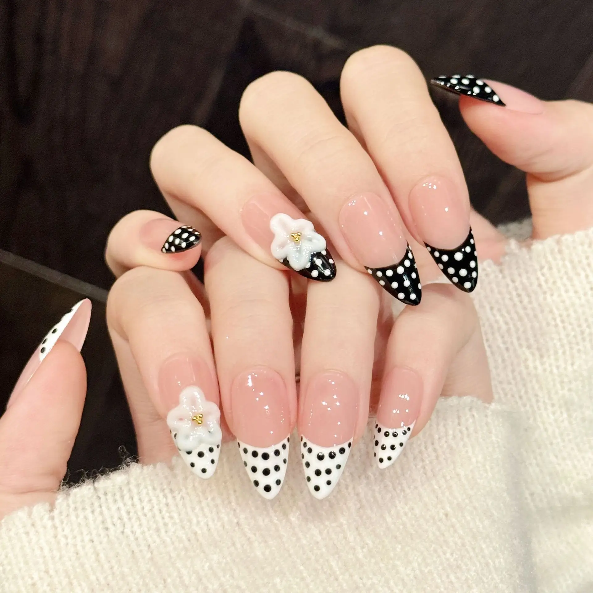 10 szt. Ręcznie robione sztuczne paznokcie w kształcie migdała, różowe, z kwiatowym wzorem 3D, słodkie i stylowe paznokcie do noszenia z 4-częściowym zestawem narzędzi i klejem.