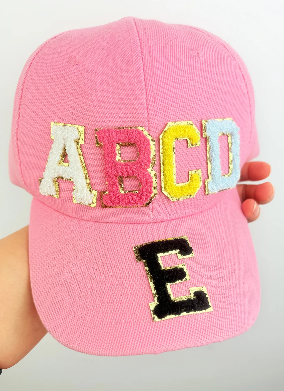 4.5 ซม.สีดํา Chenille ตัวอักษรภาษาอังกฤษ Stick บนแพทช์ปักสติกเกอร์ Golden Edge ผ้าเช็ดตัวสําหรับเสื้อผ้าชื่อ Diy