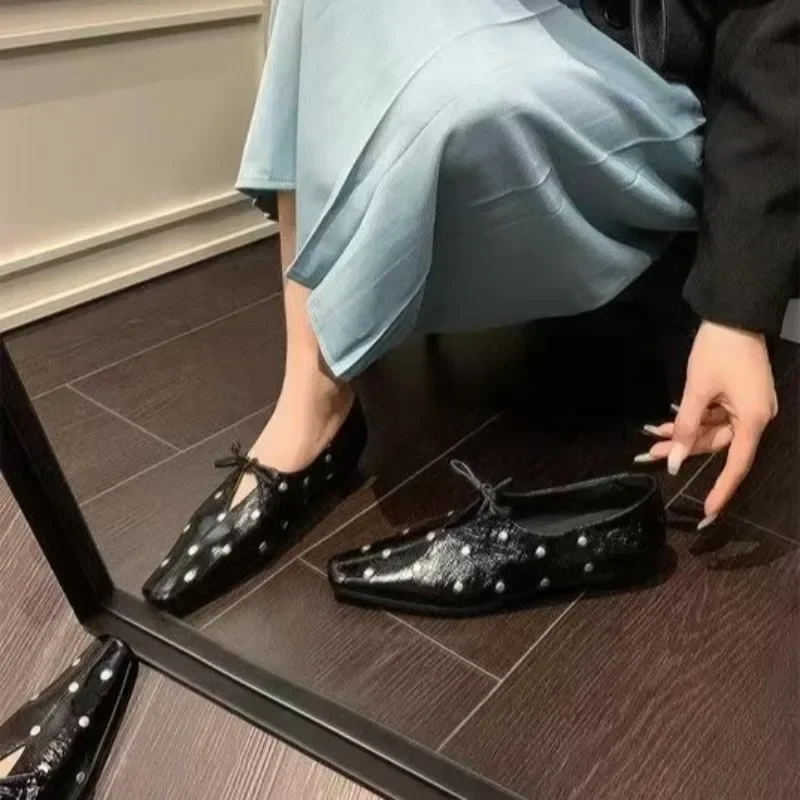 

Женские туфли на мягкой подошве в стиле ретро со шнуровкой и заклепками с квадратным носком, красные, черные туфли на плоской подошве, повседневные лоферы, маленькие кожаные туфли 203 siaליים נשים