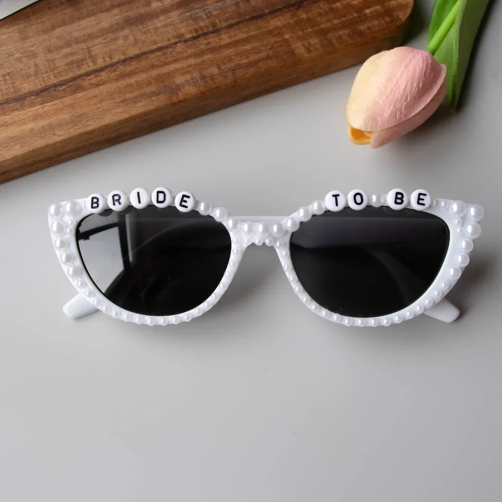Neu verheiratet Pearl Sonnenbrille für Brautparty, Junggesellinnenabschied, Hochzeitsdekoration, Foto-Requisiten, Geschenk für die zukünftige Braut – Detail 4