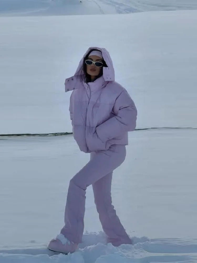 سترة شتوية عصرية من القطن بقلنسوة سترة قصيرة غير رسمية بسحاب سميك وأكمام طويلة معطف متين 2025 ملابس خارجية نسائية أنيقة جديدة دافئة