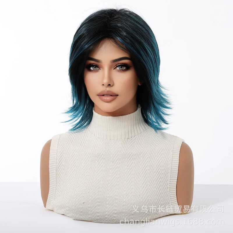 

Парик с челкой, короткие кудрявые волосы, модная стильная прическа, натуральное термостойкое волокно, сетчатая шапочка розового цвета, удобный и стильный.