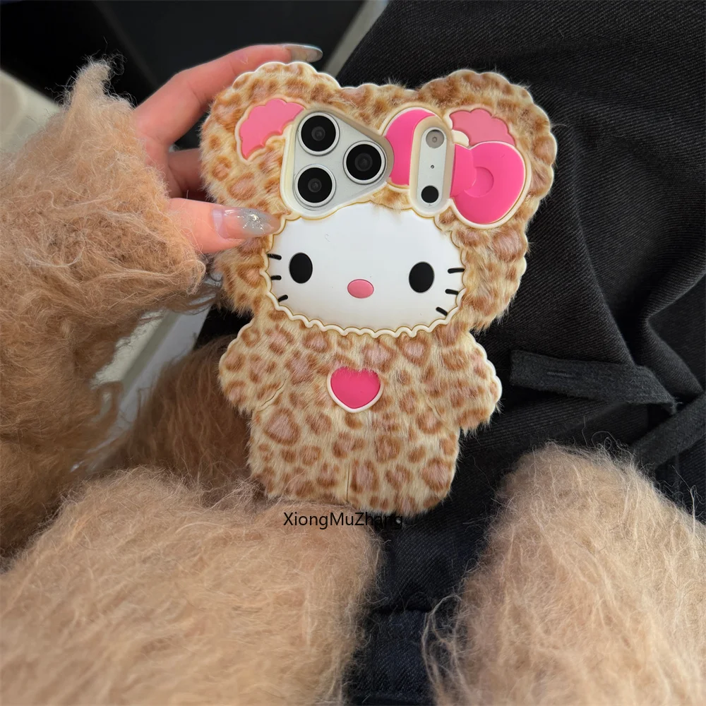 Niedliche Flauschige Hello Kitty Leopardenmuster Handyhülle für iPhone 17 16 15 14 13 Pro Max 15 Plus 18 Pro Cartoon Warme Plüsch-Rückseite