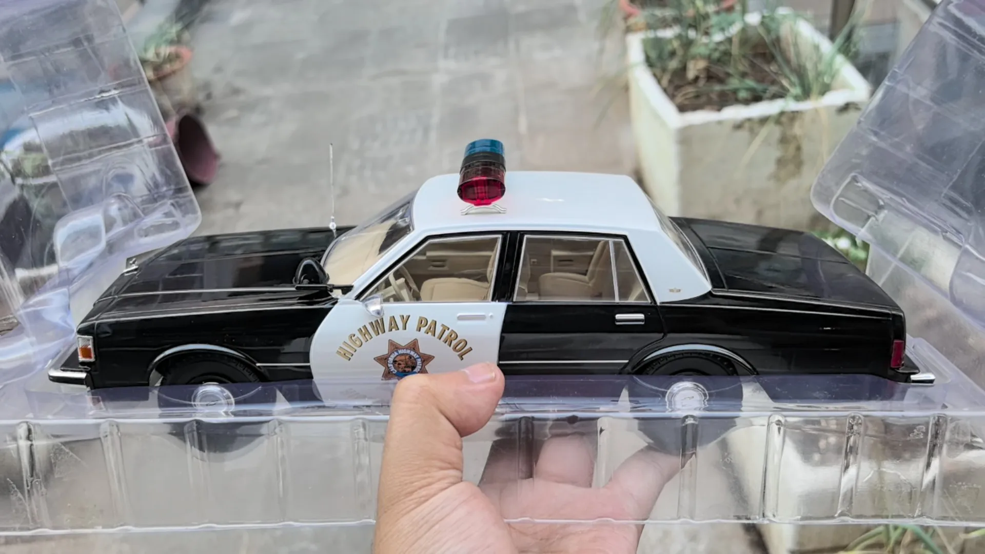 

Diecast MCG 1/18 Scale Chevrolet Caprice Alloy Car Model Collectible Toy Gift Souvenir Display Ornament