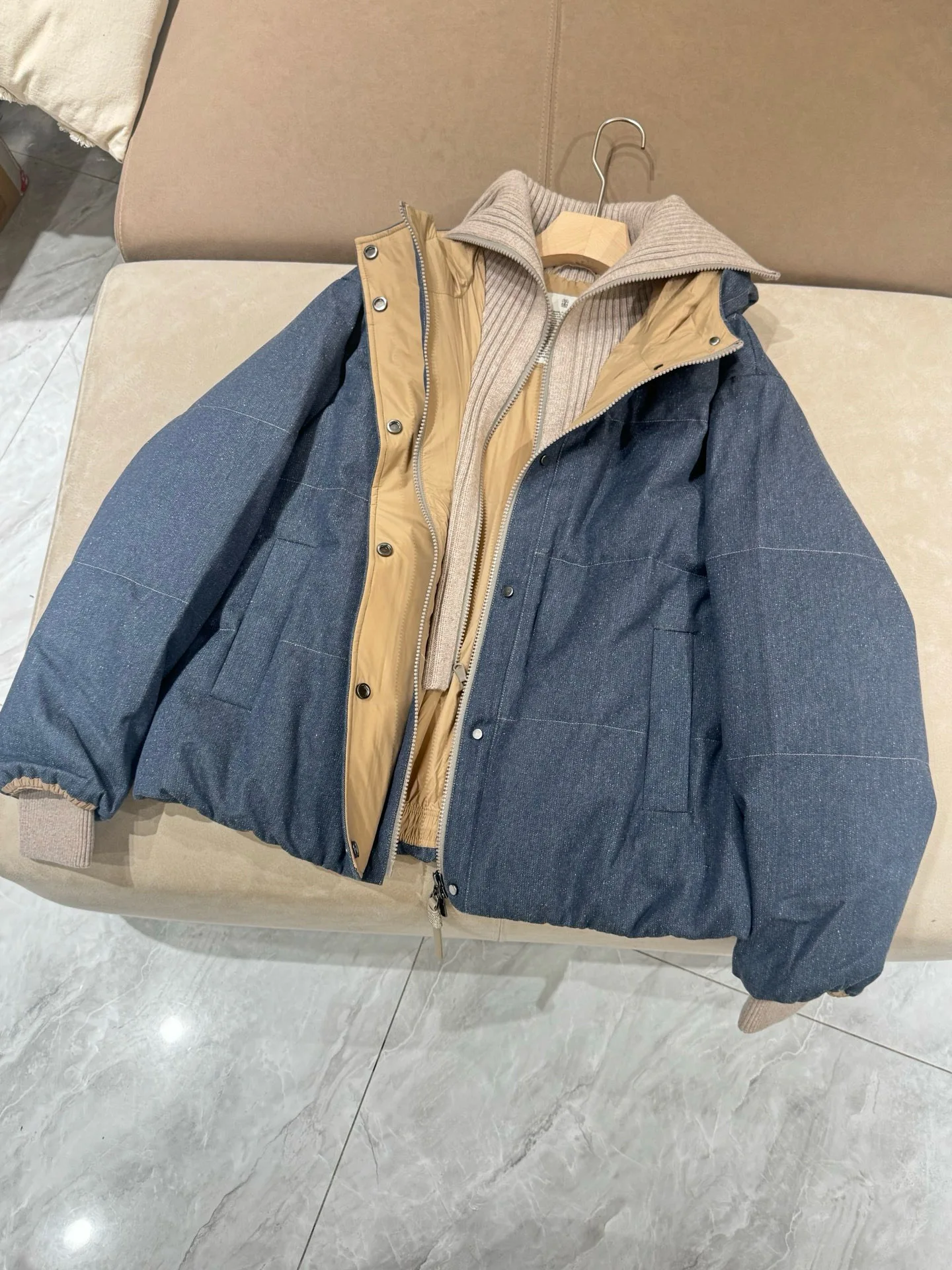 سترة نسائية شتوية جديدة عالية الجودة محبوكة بغطاء للرأس من ريش الإوز