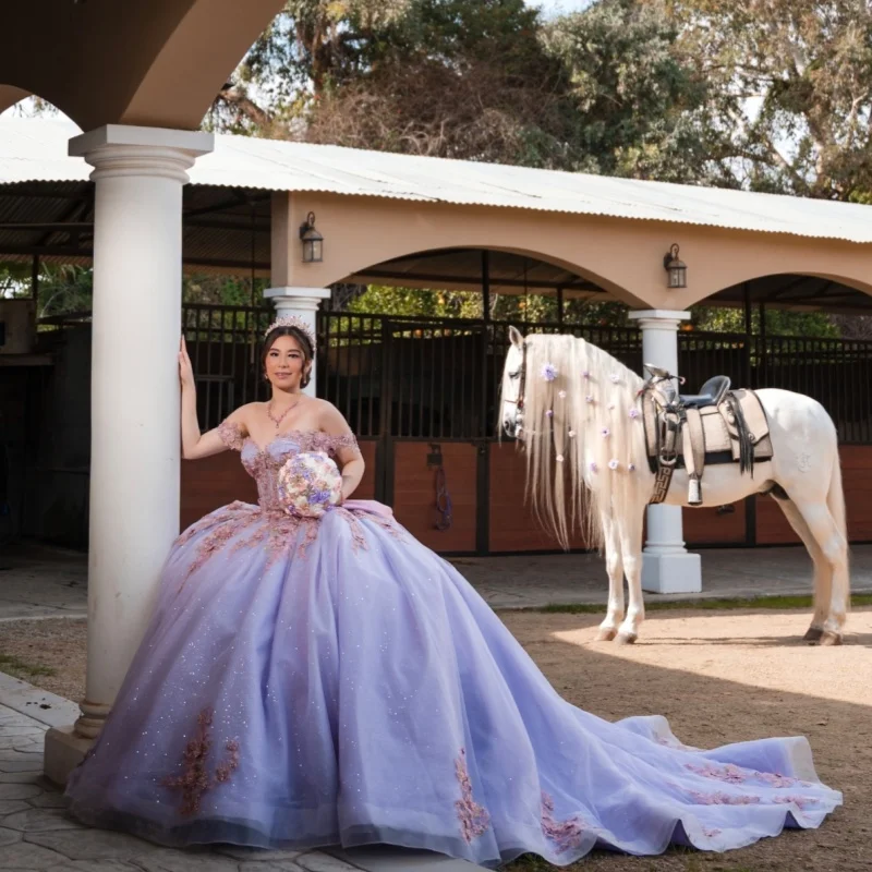 

Блестящее фиолетовое платье для квинсеаньеры с открытыми плечами, украшенное кристаллами и цветочными аппликациями, с длинным шлейфом и бантом, платье для 15-летия. ﻿ Индивидуальный заказ