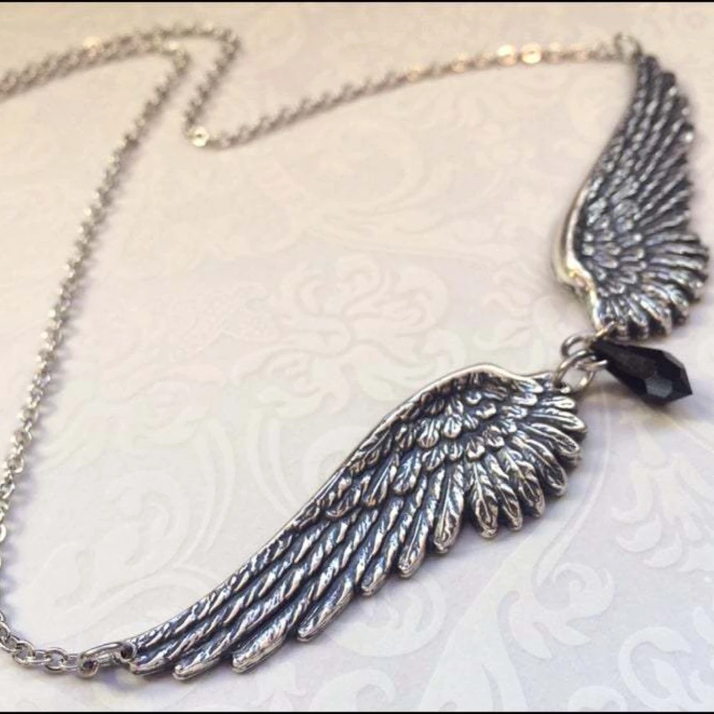 colar-gotico-com-asas-de-anjo-em-tom-prateado-pingente-de-cristal-preto-em-forma-de-gota-joias-vintage-estilo-grunge-punk-para-mulheres-e-homens-moda-streetwear