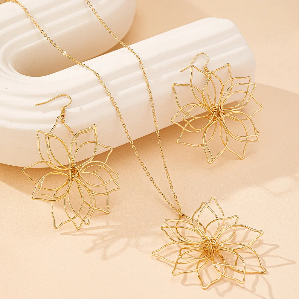 

2PCS Retro Exaggerated Metal Hollow Flower Earrings for Women Geometric Woven Pendant Necklace Fashion Jewelry Set Accessories