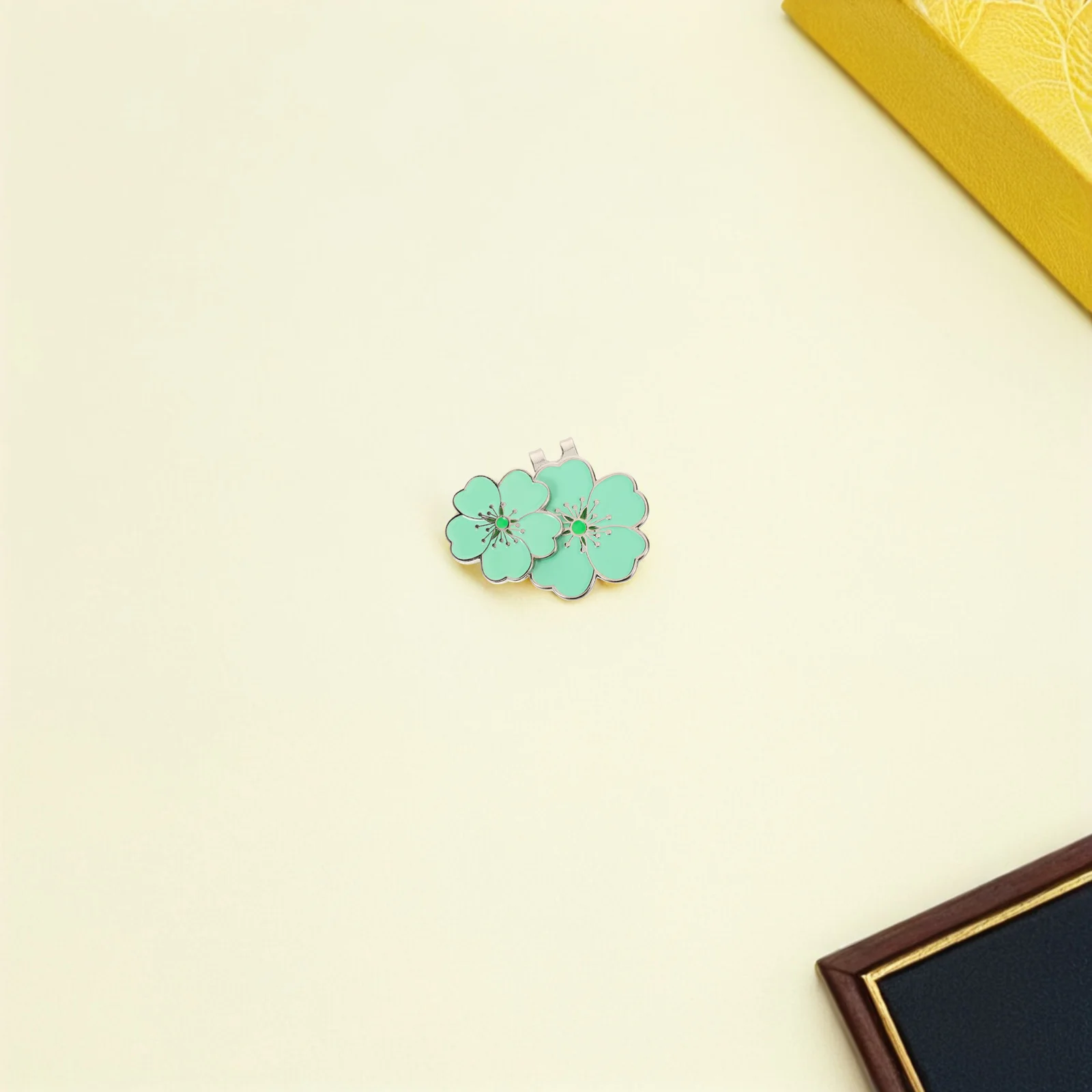 

Magnetic Cherry Blossom Golf Hat Clip Flower Shaped Ball Marker Perfect Fit for Golf Cap Visor Hat Sports Bag Accessories