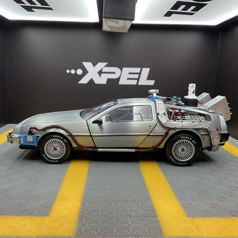 The top player returns to the future alloy simulation car model fine version 1:18 DMC