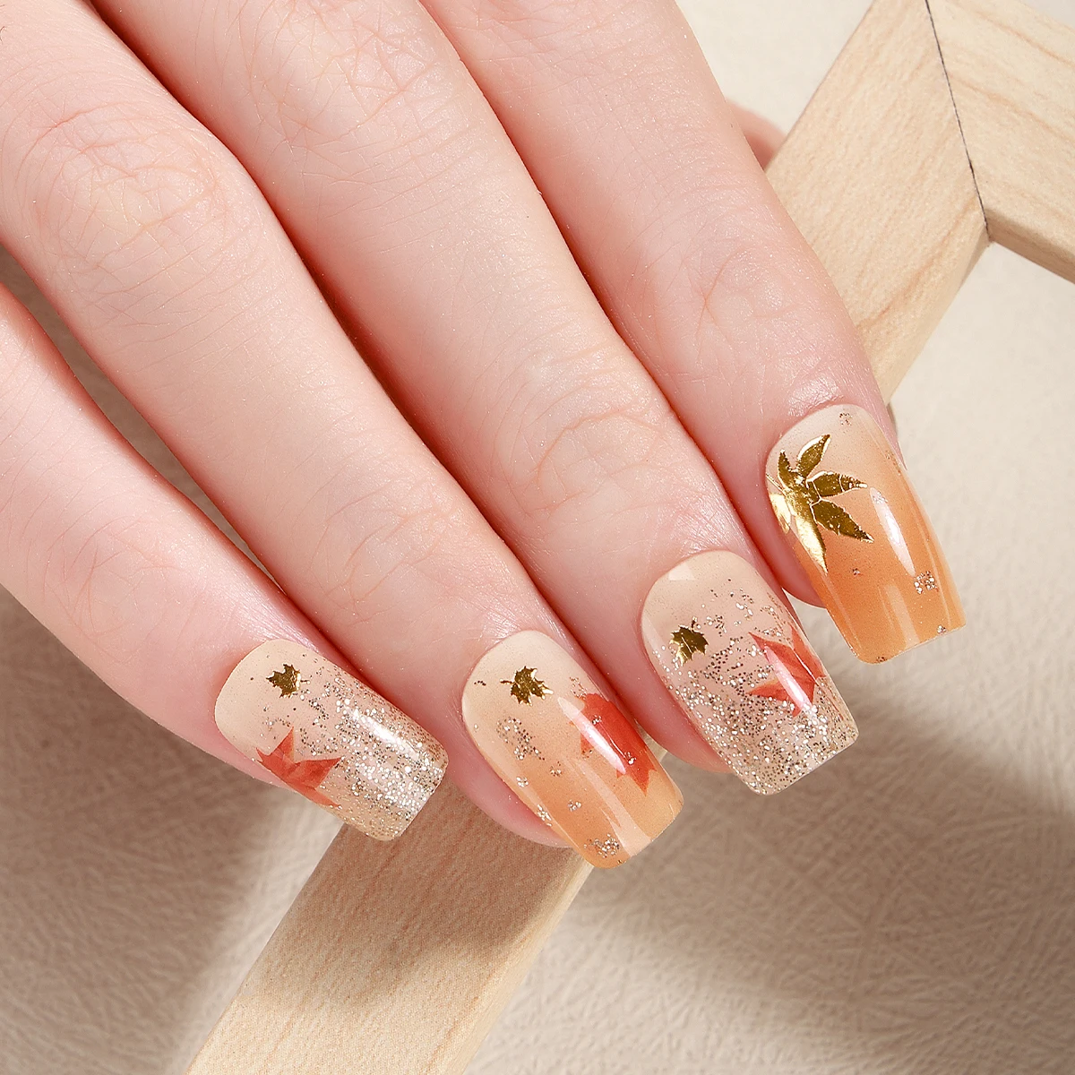 16種類のDIYベーキング不要ネイルステッカー、光沢のある花と葉の粘着ネイルストリップ、パッチスライダー、フルカバーネイルデコレーションデカール